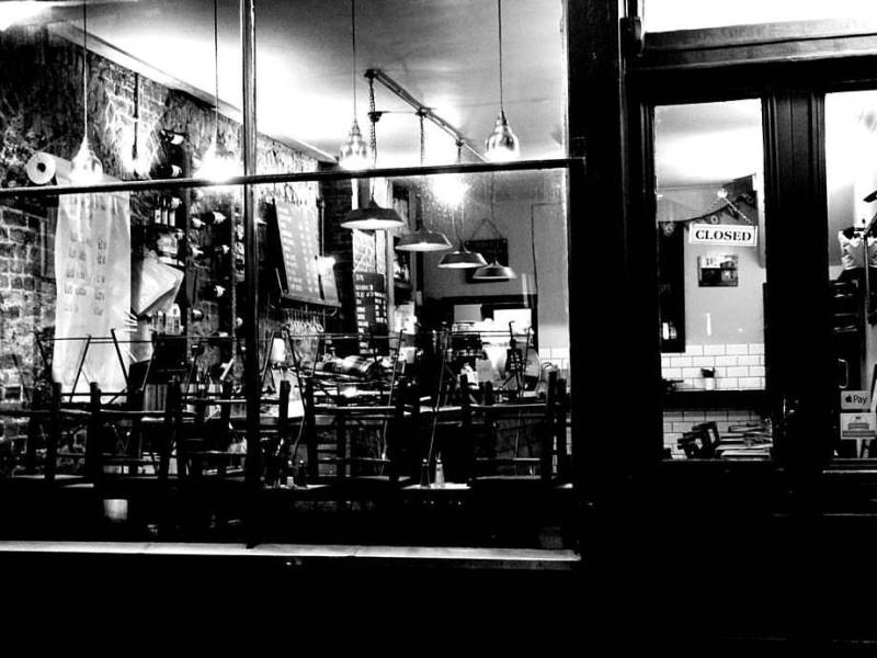 Davanti ad un negozio di&nbsp;caffè