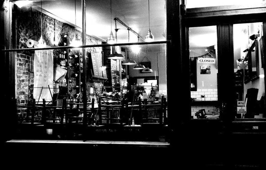 "Cafe closing time." di mrmole sotto CC BY-NC 2.0.