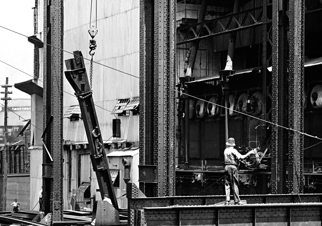 "Steelworker riding steel beam, Frankford EL Construction, 1913" by rich701 is licensed under CC BY 2.0.